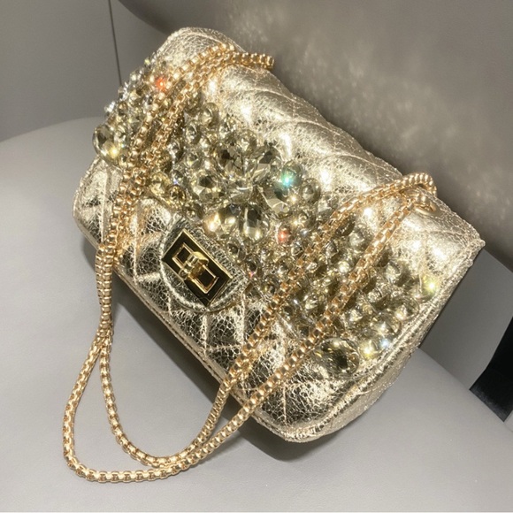 Elegant Gold Quilted Women's Bag - Picture 2 of 13